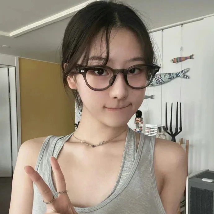 端盘子的姑娘